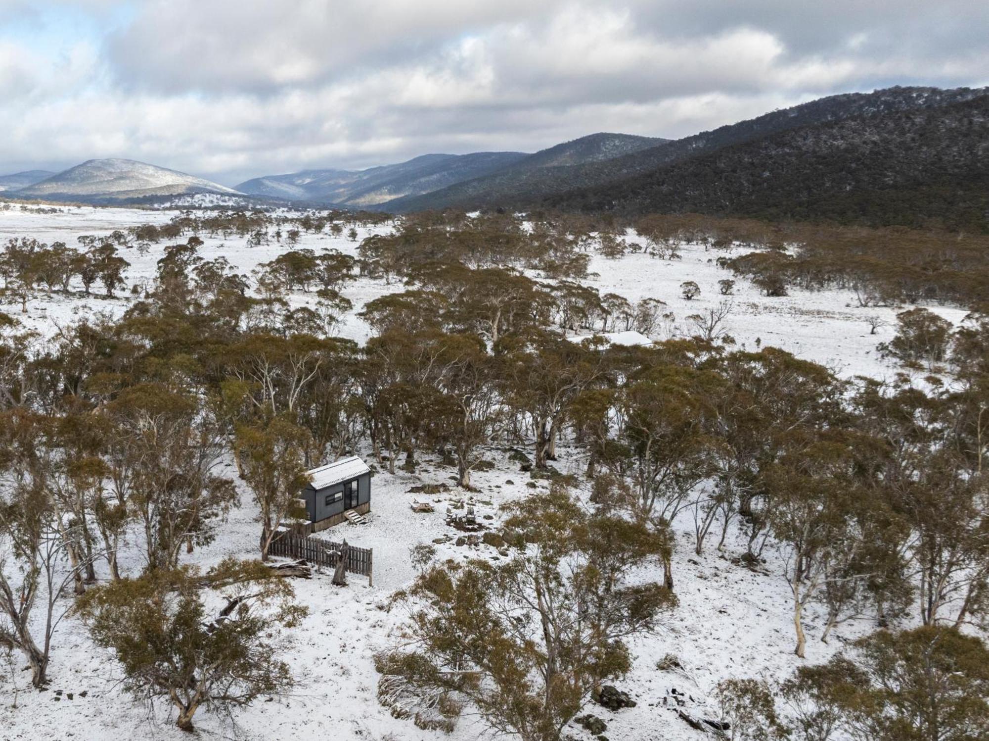 Big Yard Escapes - Two Off-Grid Tiny Houses On The Mowamba River 金德拜恩 外观 照片