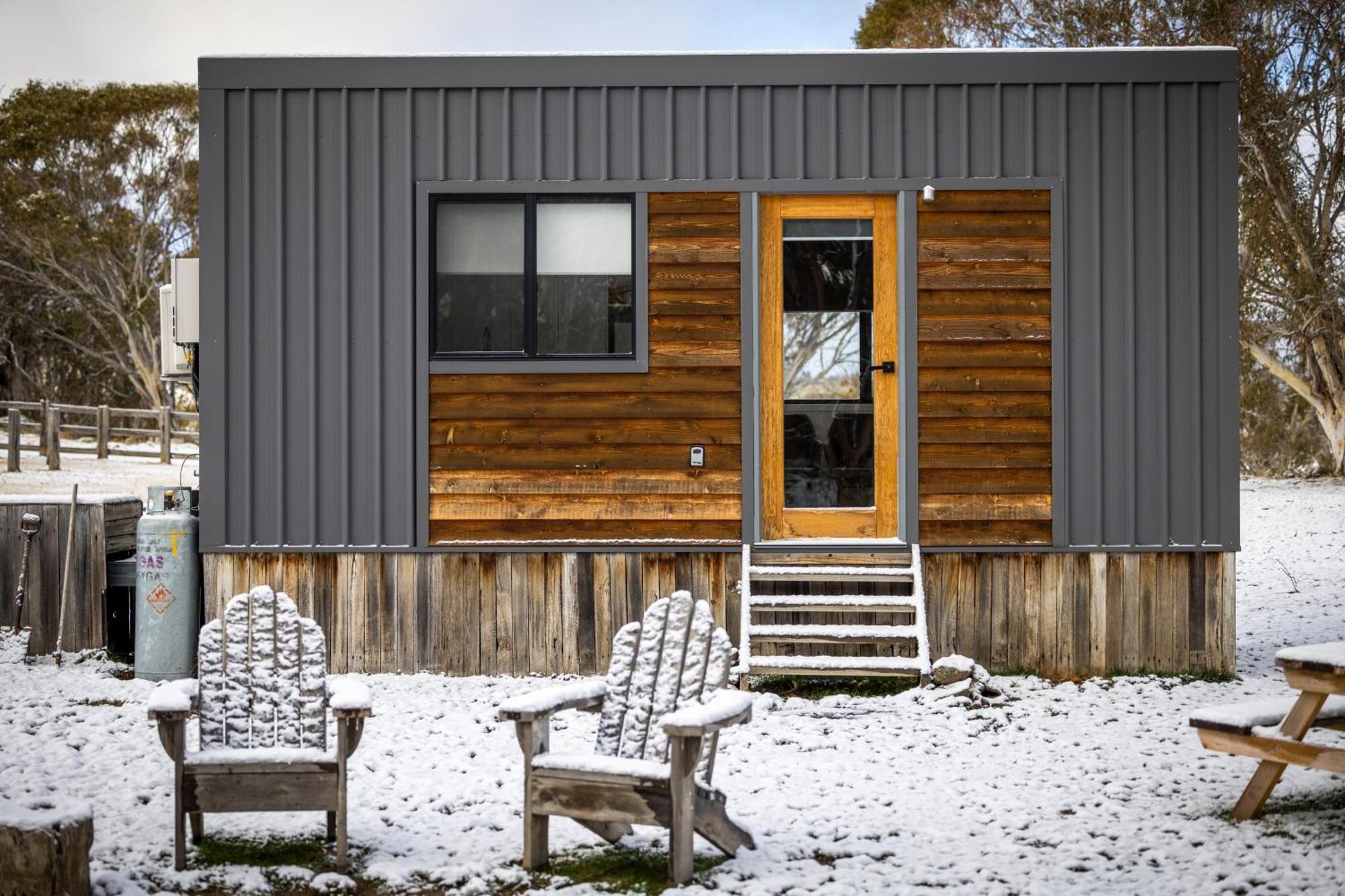Big Yard Escapes - Two Off-Grid Tiny Houses On The Mowamba River 金德拜恩 外观 照片