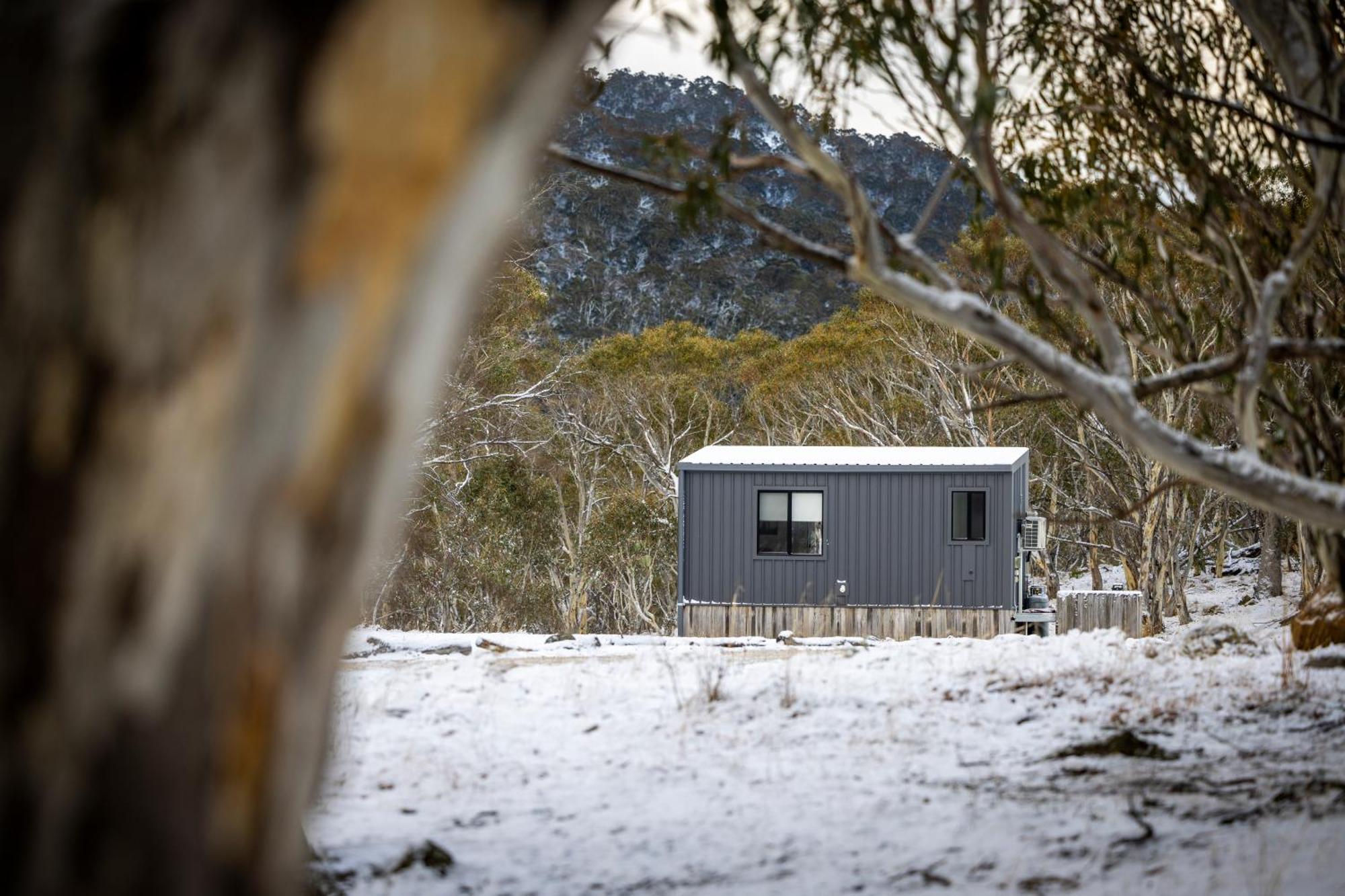 Big Yard Escapes - Two Off-Grid Tiny Houses On The Mowamba River 金德拜恩 外观 照片